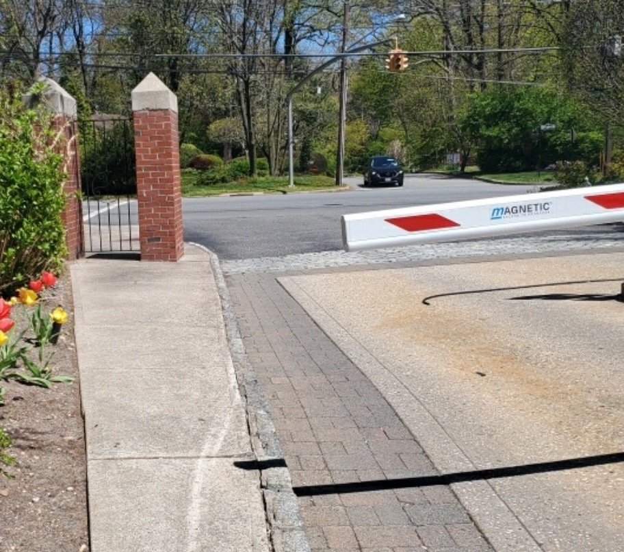 Estates II Residents Club Community in Manhasset, NY